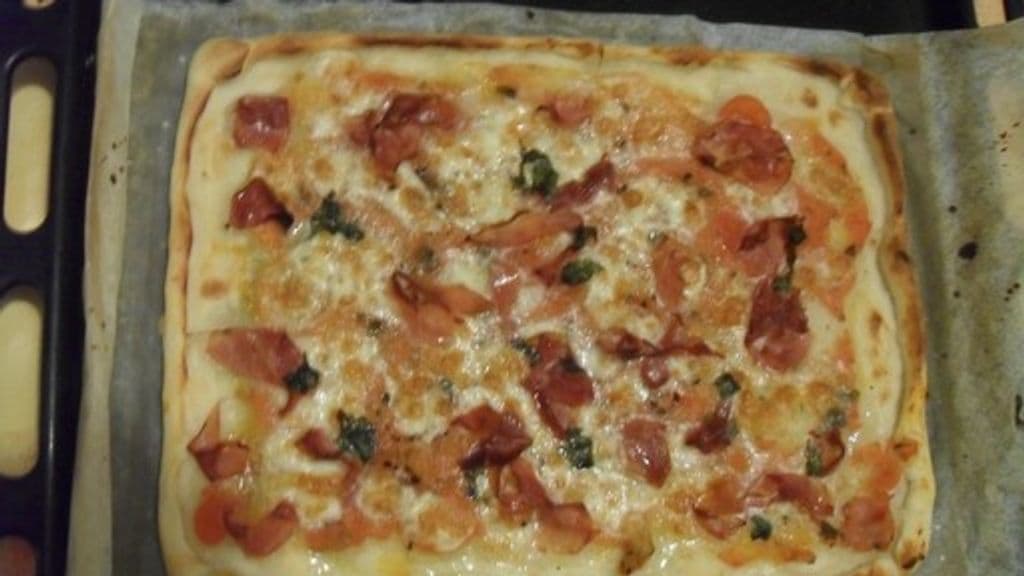 Pizza au jambon de Parme et mozzarella