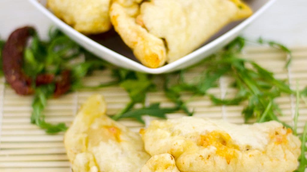 Mini chaussons de pâte à pizza farcis