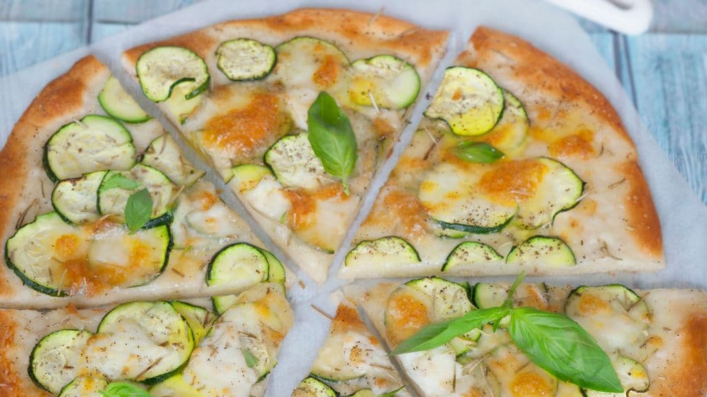 Pizza aux courgettes et à la mozzarella