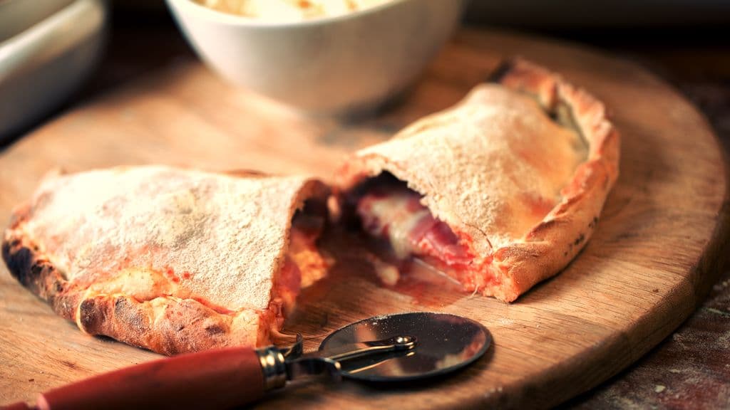 Pizza calzone tomate mozzarella