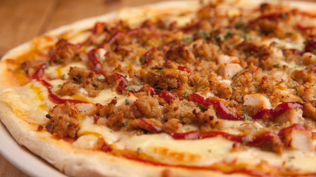 Pizza à la viande sauce Avjar